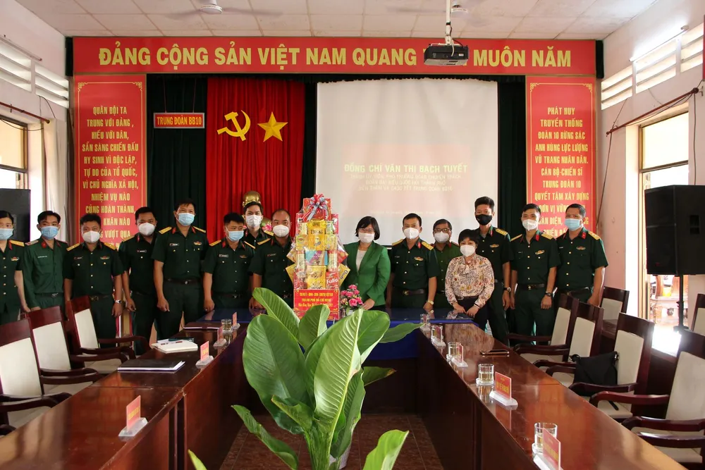 Đồng chí Văn Thị Bạch Tuyết thăm, chúc tết nhiều đơn vị, cá nhân ở quận 7 và huyện Nhà Bè ảnh 1 Đồng chí Văn Thị Bạch Tuyết thăm, chúc tết nhiều đơn vị, cá nhân ở quận 7 và huyện Nhà Bè ảnh 1