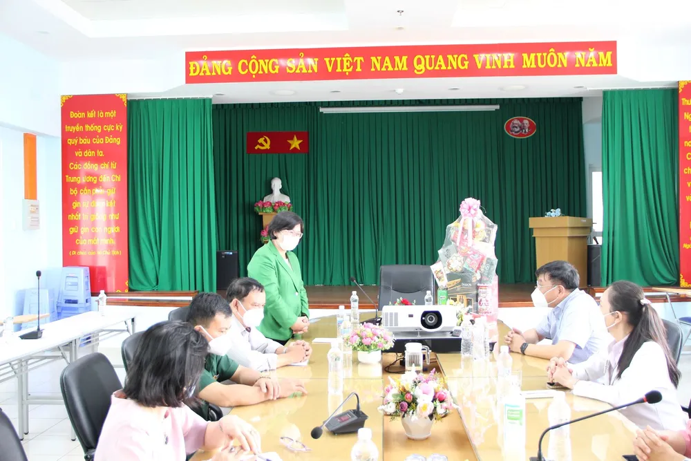 Đồng chí Văn Thị Bạch Tuyết thăm, chúc tết nhiều đơn vị, cá nhân ở quận 7 và huyện Nhà Bè ảnh 4 Đồng chí Văn Thị Bạch Tuyết thăm, chúc tết nhiều đơn vị, cá nhân ở quận 7 và huyện Nhà Bè ảnh 4