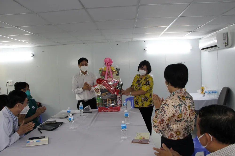 Đồng chí Văn Thị Bạch Tuyết thăm, chúc tết nhiều đơn vị, cá nhân ở quận 7 và huyện Nhà Bè ảnh 3 Đồng chí Văn Thị Bạch Tuyết thăm, chúc tết nhiều đơn vị, cá nhân ở quận 7 và huyện Nhà Bè ảnh 3