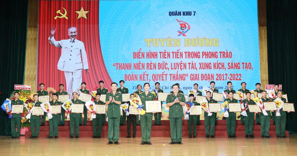 Trao bằng khen tuyên dương các điển hình tiên tiến. Ảnh: TRẦN YÊN. 