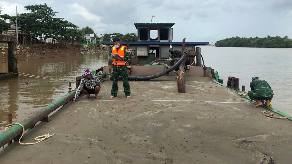 Tổ công tác Bộ đội Biên phòng kiểm tra phương tiện chở cat trái phép. Ảnh: TRẦN YÊN