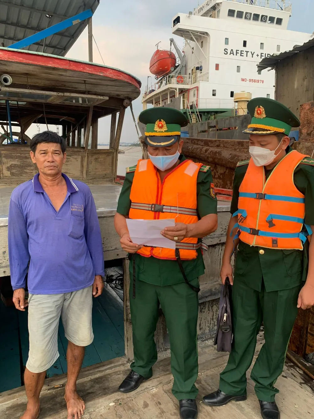 Va chạm giữa sà lan và đầu kéo trên sông Nhà Bè ảnh 1 Va chạm giữa sà lan và đầu kéo trên sông Nhà Bè ảnh 1