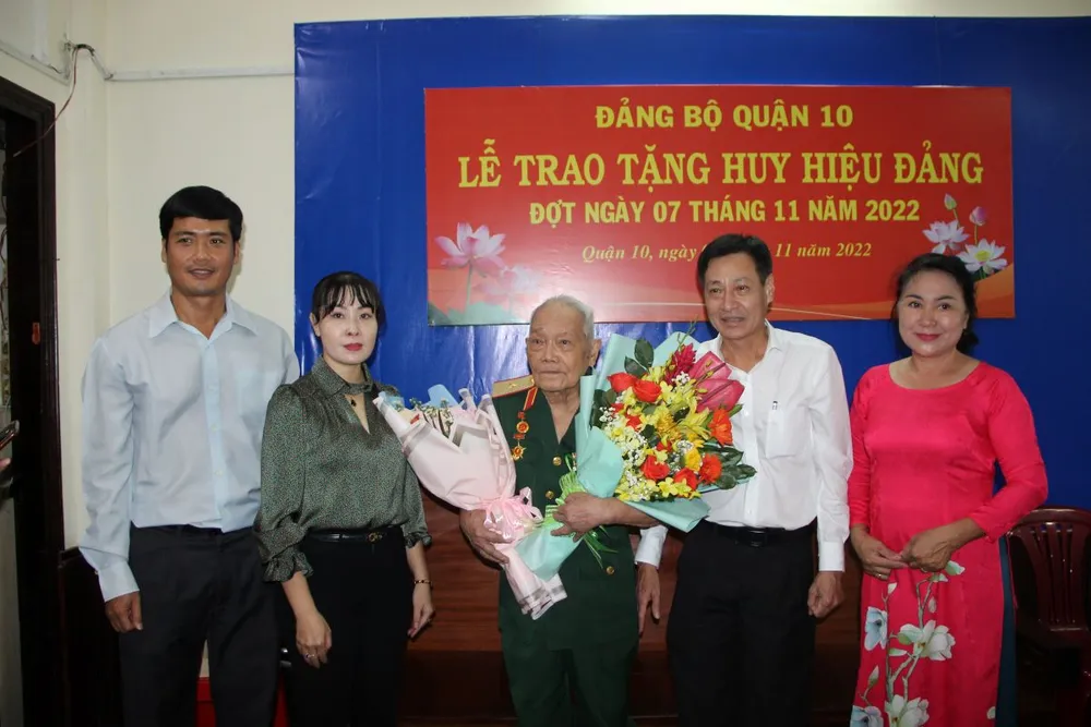 Thiếu tướng Đoàn Văn Khoan vinh dự nhận Huy hiệu 75 năm tuổi Đảng  ảnh 2