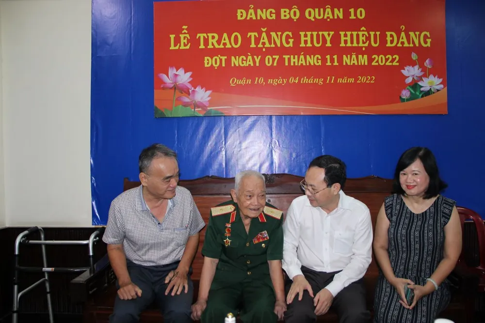 Thiếu tướng Đoàn Văn Khoan vinh dự nhận Huy hiệu 75 năm tuổi Đảng  ảnh 1