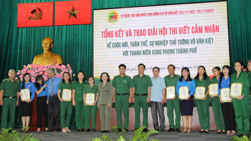 Chỉ huy Lực lượng Thanh niên xung phong TPHCM cùng các tác giả đoạt giải. Ảnh: TRẦN YÊN