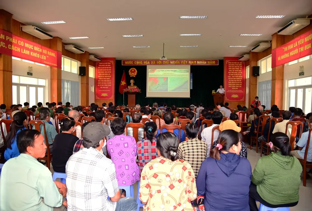 Vùng Cảnh sát biển 3 tặng quà cho ngư dân Cần Giờ ảnh 1