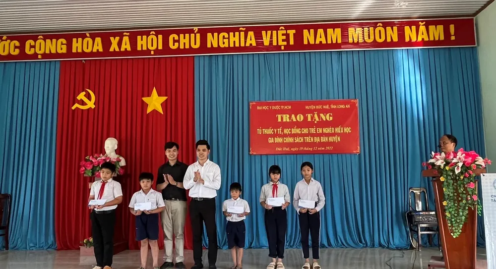 Những em học sinh nghèo hiếu học trong niềm vui được nhận học bổng. Ảnh: TRẦN YÊN Những em học sinh nghèo hiếu học trong niềm vui được nhận học bổng. Ảnh: TRẦN YÊN