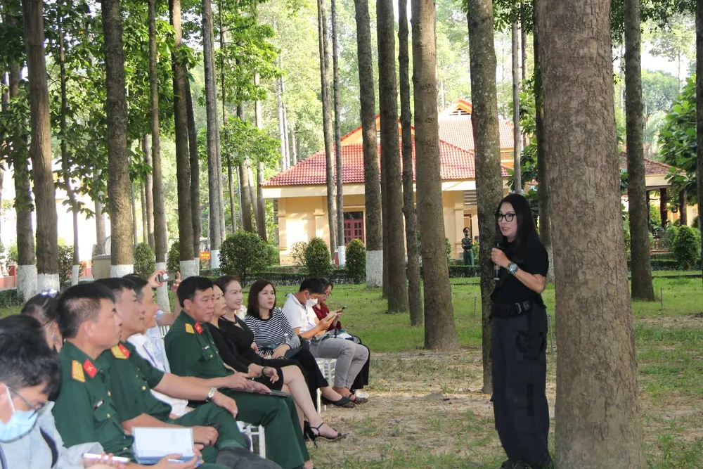 Nhà thiết kế thời trang Minh Hạnh trả lời báo chí trong buổi giới thiệu. Ảnh: TRẦN YÊN Nhà thiết kế thời trang Minh Hạnh trả lời báo chí trong buổi giới thiệu. Ảnh: TRẦN YÊN