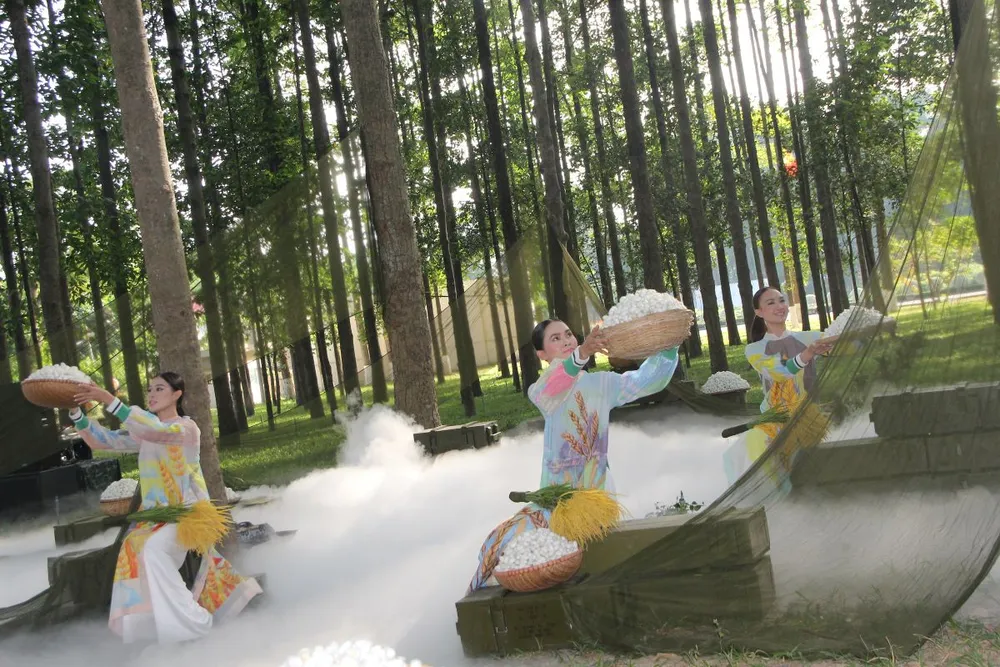 Bộ sưu tập áo dài được lấy cảm hứng từ bài hát "Hát về cây lúa hôm nay" trong buổi giới thiệu. Ảnh: TRẦN YÊN Bộ sưu tập áo dài được lấy cảm hứng từ bài hát "Hát về cây lúa hôm nay" trong buổi giới thiệu. Ảnh: TRẦN YÊN