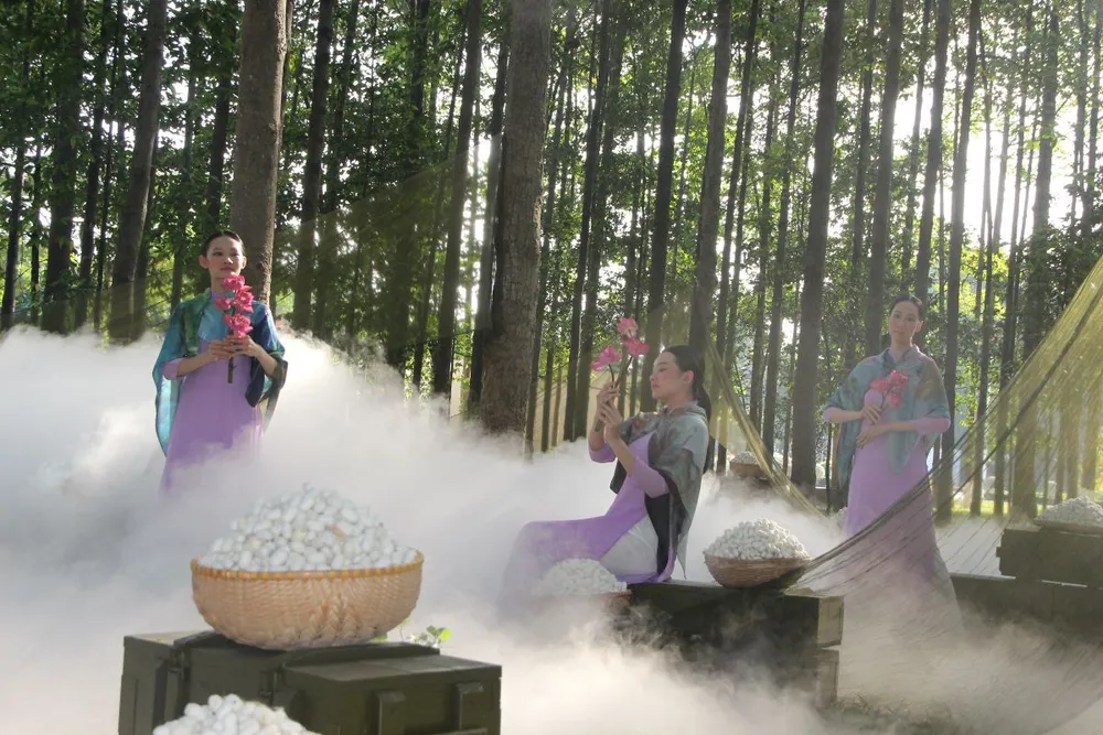 Bộ sưu tập áo dài lấy cảm hứng từ hoa sen.Ảnh: TRẦN YÊN Bộ sưu tập áo dài lấy cảm hứng từ hoa sen.Ảnh: TRẦN YÊN