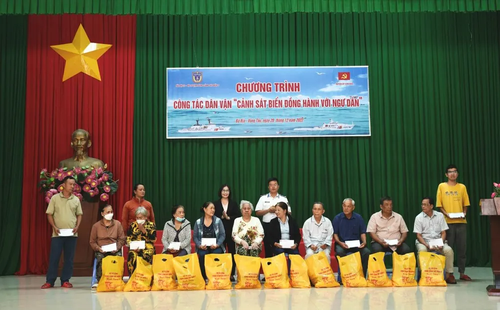 Chỉ huy Hải đội 33 cùng lãnh đạo chính quyền địa phương trao quà cho người dân huyện Côn Đảo. Ảnh: TRẦN YÊN