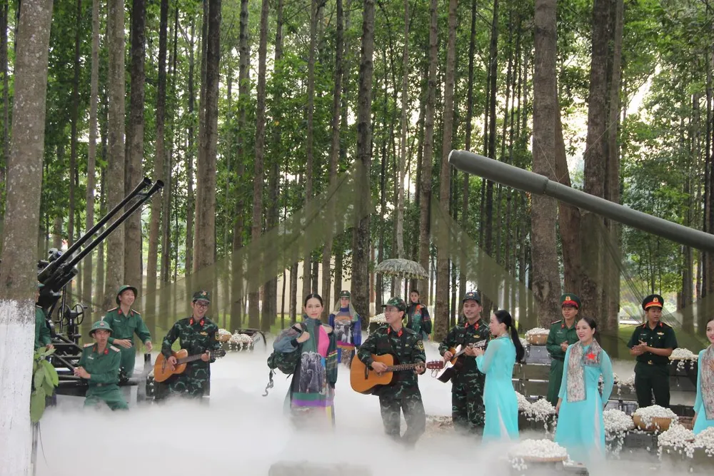 Bộ sưu tập áo dài &quot;Người lính&quot; trình diễn giới thiệu đến khán giả. Ảnh: TRẦN YÊN