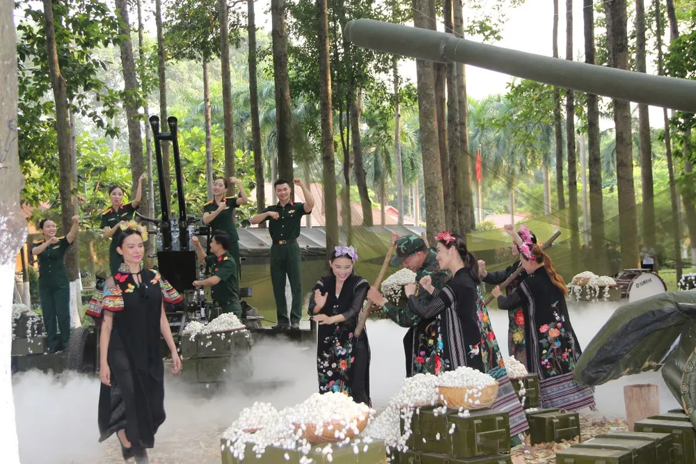 Bộ sưu tập áo dài thổ cẩm do các nghệ sĩ Đoàn Văn công Quân khu 7 trình diễn tại chương trình nghệ thuật. Ảnh: TRẦN YÊN