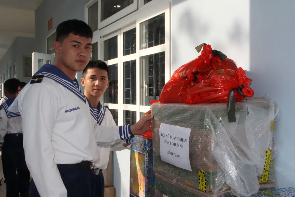 Chiến sĩ Tiểu đoàn DK1 cẩn thận kiểm tra hàng hóa trước khi chuyển ra cảng đưa xuống tàu Chiến sĩ Tiểu đoàn DK1 cẩn thận kiểm tra hàng hóa trước khi chuyển ra cảng đưa xuống tàu