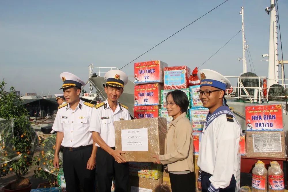 Thượng tá Nghiêm Xuân Thái, Chính trị viên Tiểu đoàn DK1 tặng quà cho gia đình chiến sĩ lần đầu ra nhà giàn công tác. Ảnh: TRẦN YÊN Thượng tá Nghiêm Xuân Thái, Chính trị viên Tiểu đoàn DK1 tặng quà cho gia đình chiến sĩ lần đầu ra nhà giàn công tác. Ảnh: TRẦN YÊN