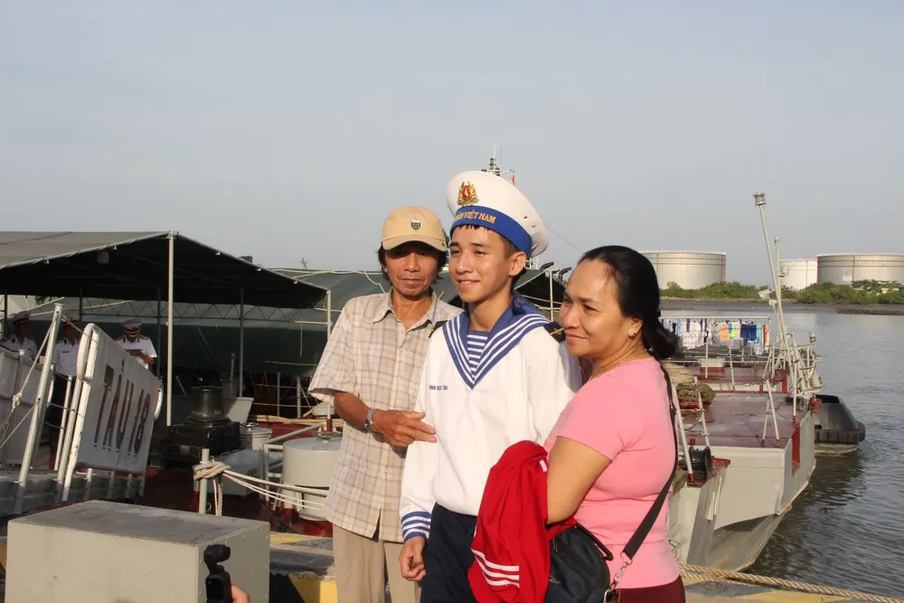 Phút chia tay của bố mẹ với chiến sĩ mới Lê Đình Ngọc Tân trước giờ lên tàu ra nhà giàn làm nhiệm vụ. Ảnh: TRẦN YÊN Phút chia tay của bố mẹ với chiến sĩ mới Lê Đình Ngọc Tân trước giờ lên tàu ra nhà giàn làm nhiệm vụ. Ảnh: TRẦN YÊN