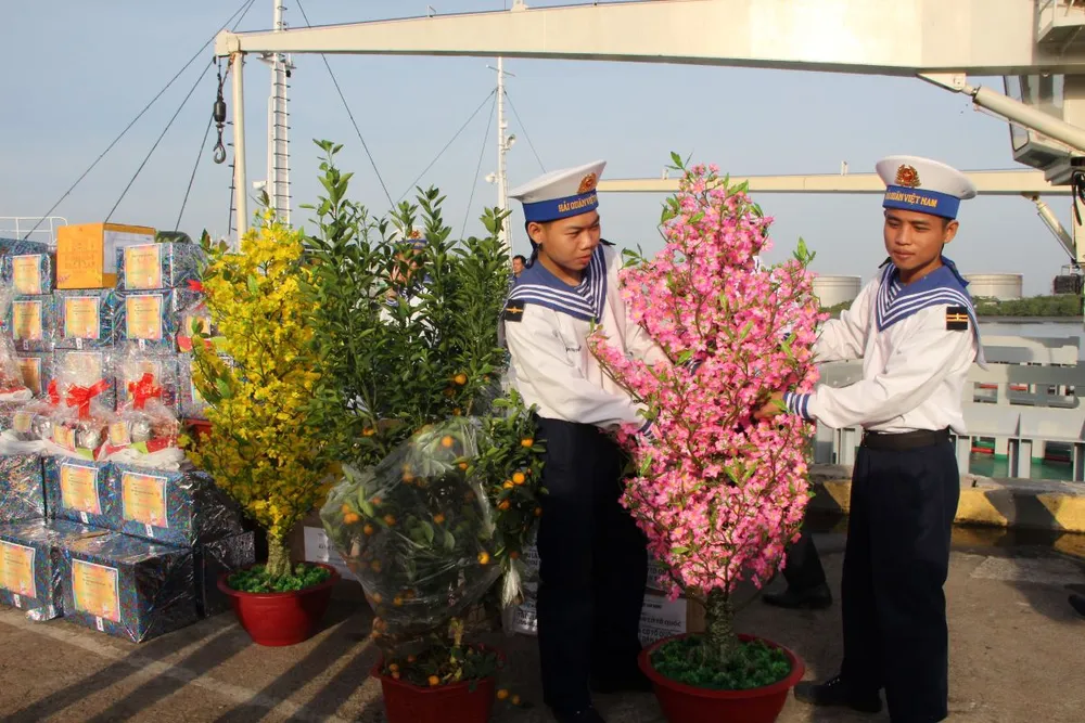 Các chiến sĩ hải quân chuyển hàng tết, hoa cảnh lên tàu. Ảnh: TRẦN YÊN Các chiến sĩ hải quân chuyển hàng tết, hoa cảnh lên tàu. Ảnh: TRẦN YÊN
