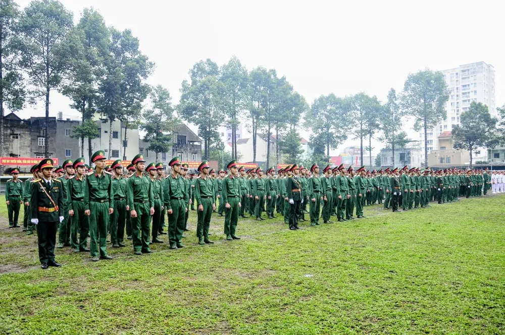 Quân nhân với quân phục chỉnh tề, trang nghiêm trong buổi lễ. Ảnh: TRẦN YÊN