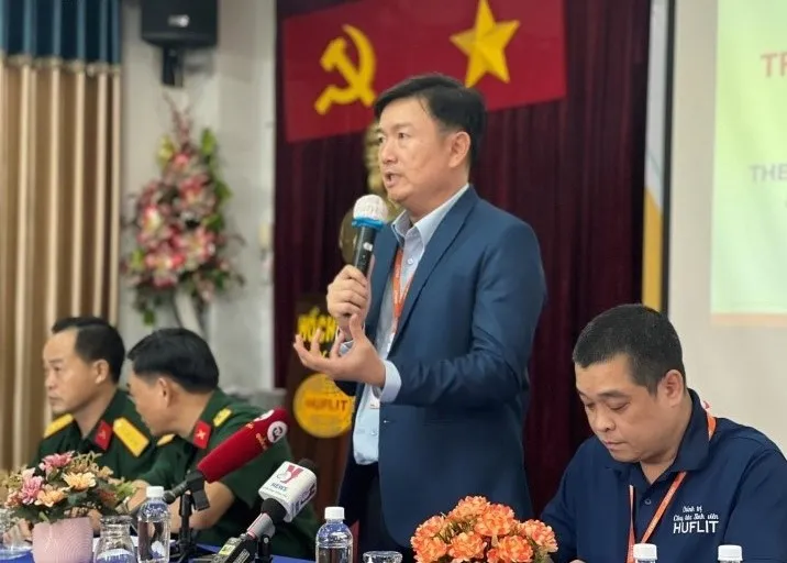 Hiệu trưởng Trường HUFLIT Nguyễn Anh Tuấn (người đứng) thông tin với phóng viên báo chí về vụ việc tại Trường Quân sự Quân khu 7 Hiệu trưởng Trường HUFLIT Nguyễn Anh Tuấn (người đứng) thông tin với phóng viên báo chí về vụ việc tại Trường Quân sự Quân khu 7