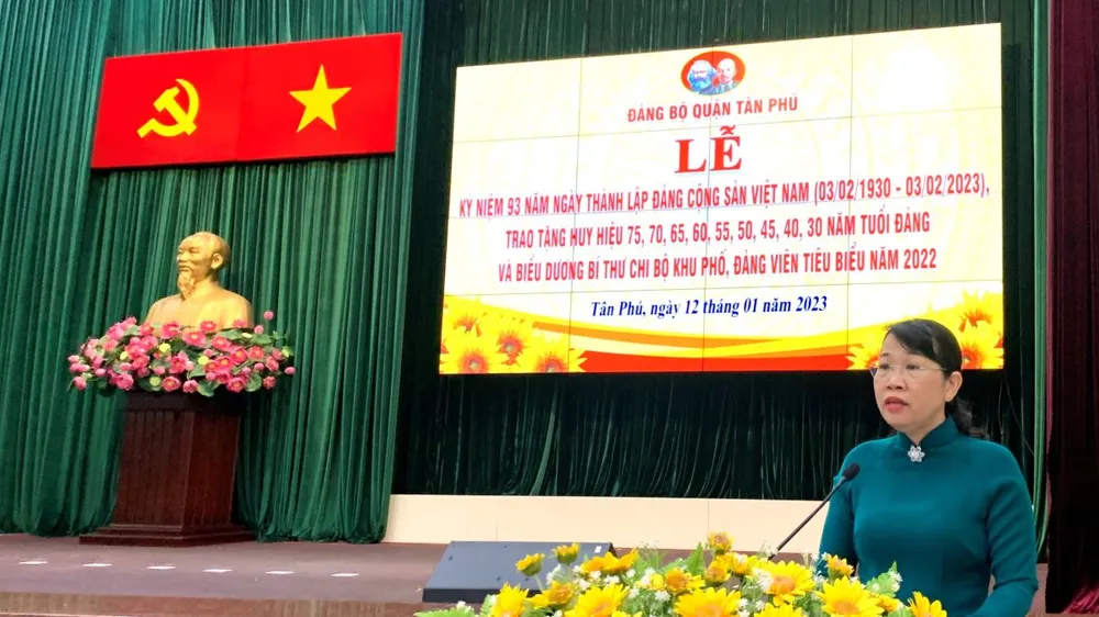 Đồng chí Lê Thị Kim Hồng phát biểu ôn lại truyền thống 93 năm hào hùng của Đảng ta. Ảnh : TRẦN YÊN Đồng chí Lê Thị Kim Hồng phát biểu ôn lại truyền thống 93 năm hào hùng của Đảng ta. Ảnh : TRẦN YÊN