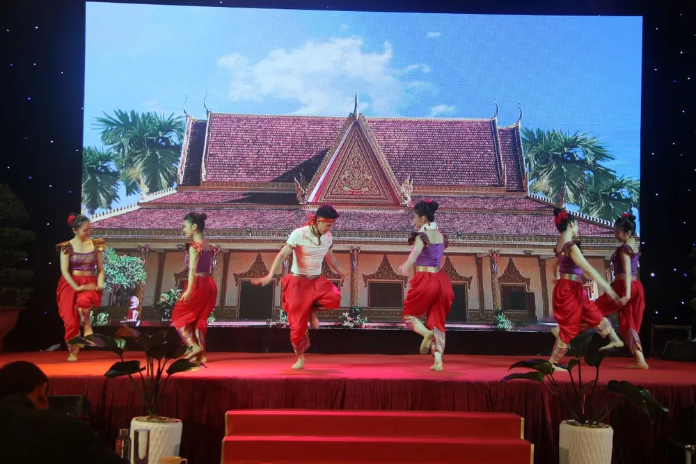 Chương trình văn nghệ đặc sắc phục vụ đại biểu tham dự buổi gặp mặt: Ảnh: TRẦN YÊN Chương trình văn nghệ đặc sắc phục vụ đại biểu tham dự buổi gặp mặt: Ảnh: TRẦN YÊN