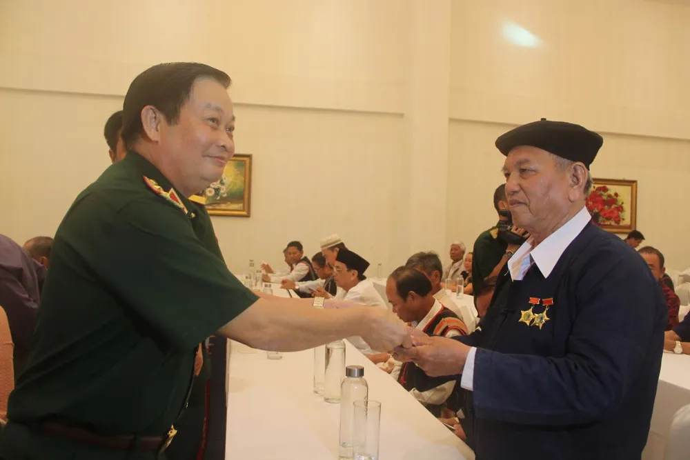 Trung tướng Trần Hoài Trung tặng quà đại biểu dân tộc thiểu số tiêu biểu tại buổi gặp mặt. Ảnh: TRẦN YÊN Trung tướng Trần Hoài Trung tặng quà đại biểu dân tộc thiểu số tiêu biểu tại buổi gặp mặt. Ảnh: TRẦN YÊN