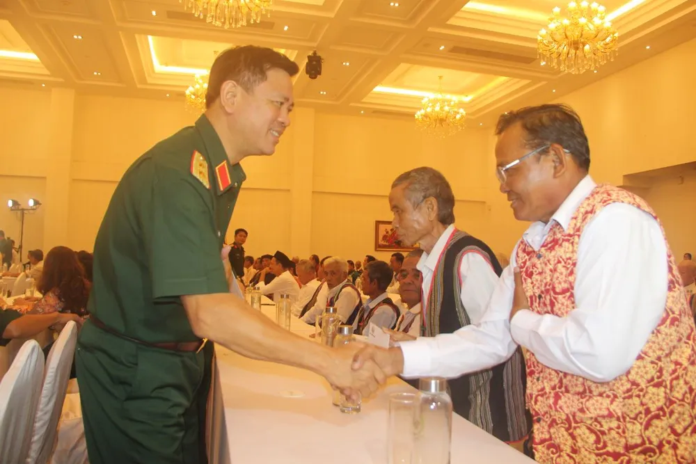 Trung tướng Nguyễn Trường Thắng tặng quà đại biểu dân tộc thiểu số tiêu biểu tham dự gặp mặt. Ảnh: TRẦN YÊN Trung tướng Nguyễn Trường Thắng tặng quà đại biểu dân tộc thiểu số tiêu biểu tham dự gặp mặt. Ảnh: TRẦN YÊN