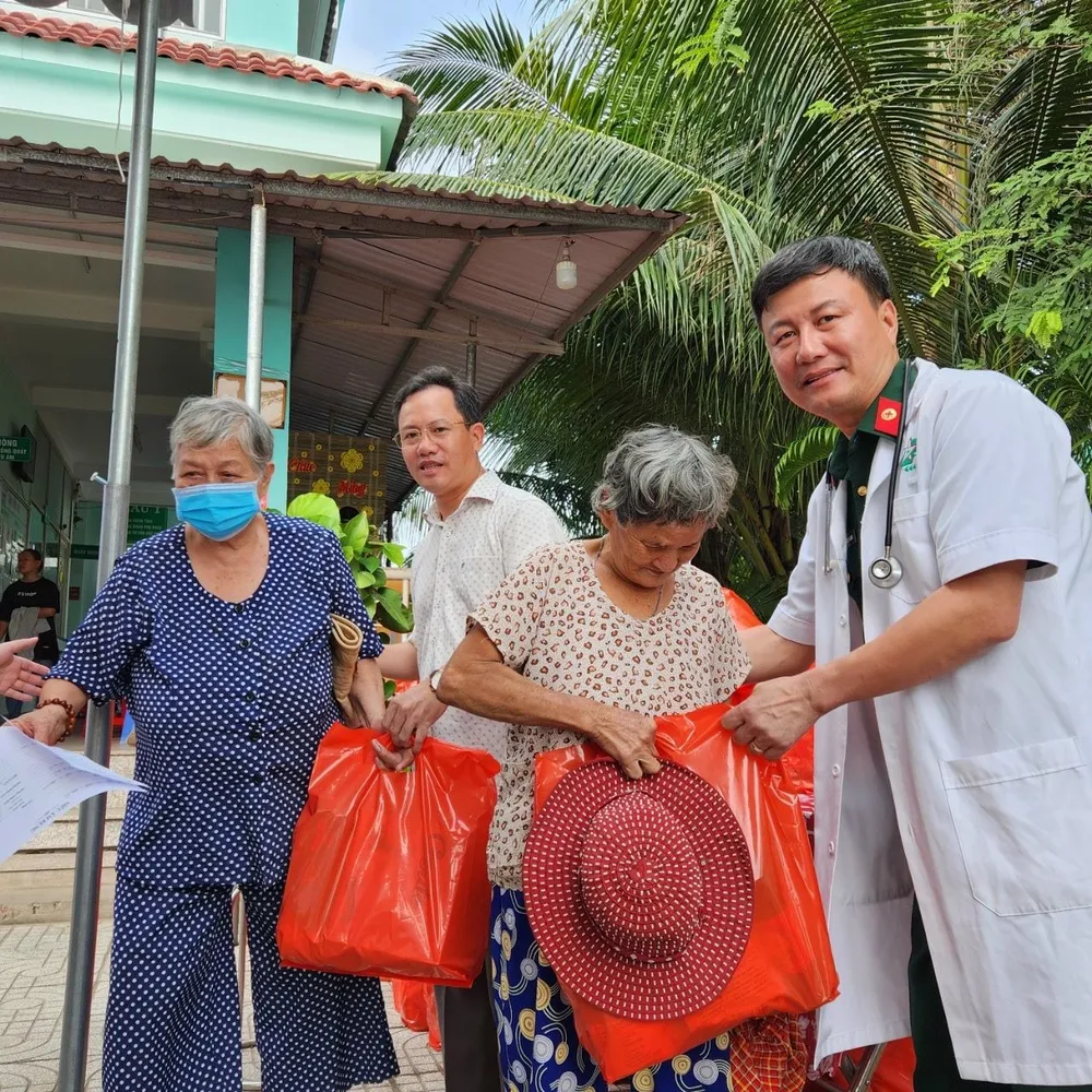 Bác sĩ Nguyễn Xuân Thành trao quà tết cho người dân gặp hoàn cảnh khó khăn. Ảnh: TRẦN YÊN Bác sĩ Nguyễn Xuân Thành trao quà tết cho người dân gặp hoàn cảnh khó khăn. Ảnh: TRẦN YÊN