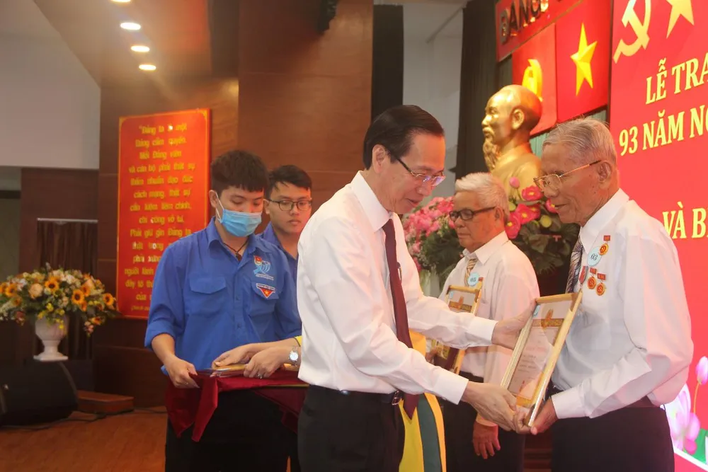 Đồng chí Lê Thanh Liêm trao Huy hiệu Đảng cho 2 đảng viên 60 năm tuổi Đảng. Ảnh: TRẦN YÊN