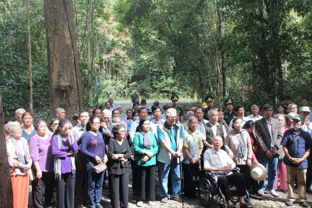 Các cán bộ, phóng viên, biên tập viên lão thành của Đài Phát thanh Giải phóng cùng nhà báo trẻ trở lại chiến khu xưa. Ảnh: TRẦN YÊN