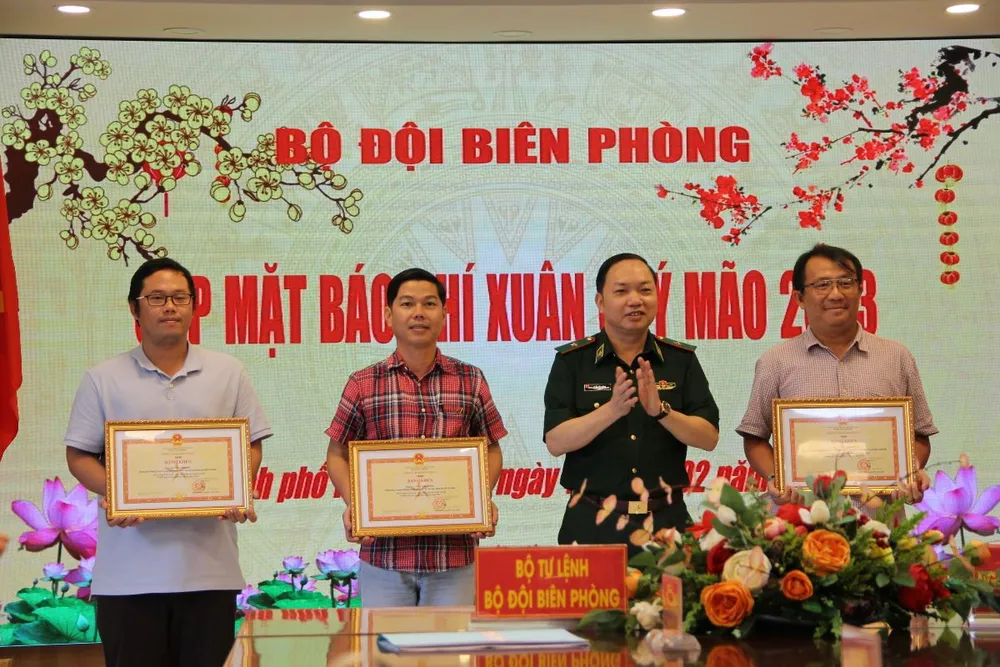 Thiếu tướng Trần Văn Bừng tặng bằng khen cho các cá nhân đã có thành tích xuất sắc trong công tác tuyên truyền về BĐBP. Ảnh: TRẦN YÊN