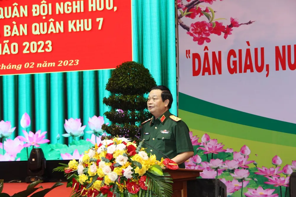 Trung tướng Trần Hoài Trung, Chính ủy Quân khu 7 phát biểu tại buổi gặp mặt. Ảnh: TRẦN YÊN