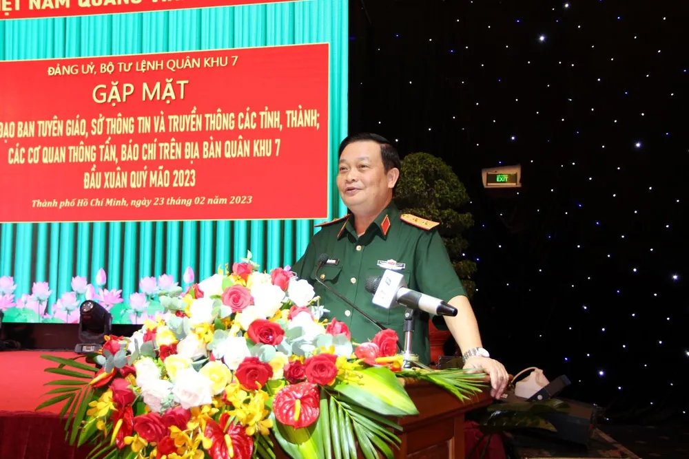 Trung tướng Trần Hoài Trung, Chính ủy Quân khu 7 phát biểu tại buổi gặp mặt. Ảnh: TRẦN YÊN