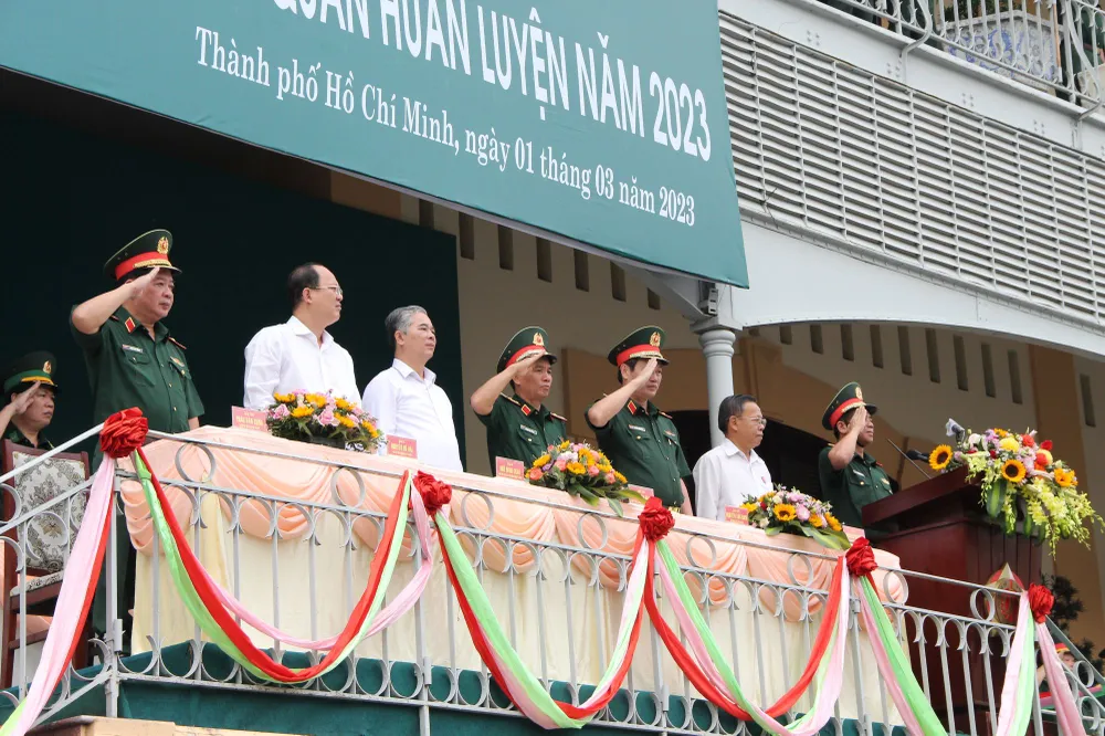 Các đồng chí lãnh đạo TPHCM cùng các tướng lĩnh tham dự lễ ra quân huấn luyện chiến đấu năm 2023. Ảnh: TRẦN YÊN Các đồng chí lãnh đạo TPHCM cùng các tướng lĩnh tham dự lễ ra quân huấn luyện chiến đấu năm 2023. Ảnh: TRẦN YÊN