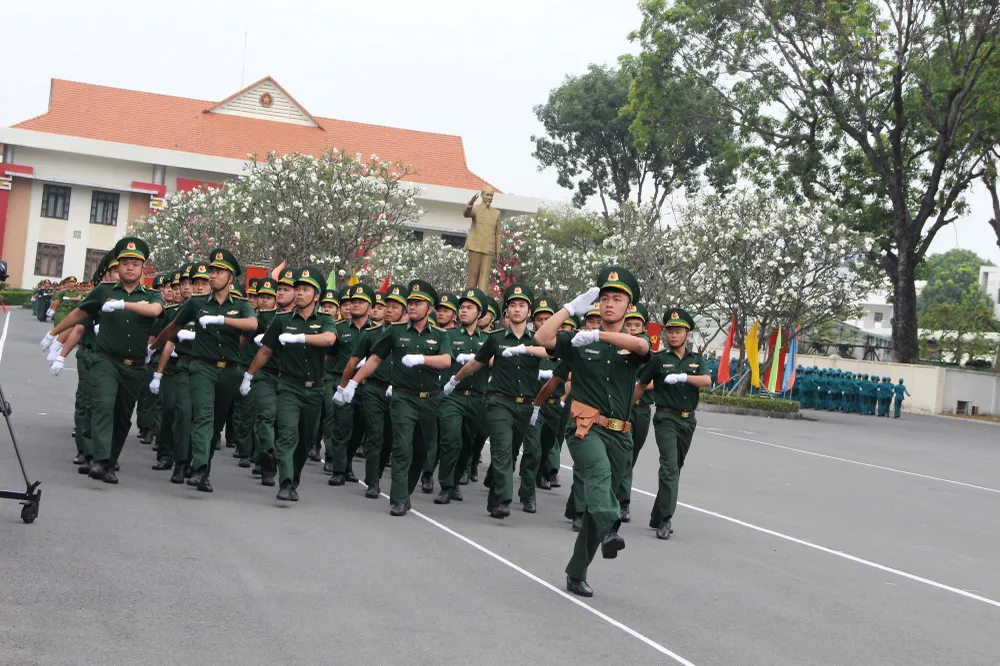 Đoàn khối Bộ đội Biên phòng TPHCM tiến qua khán đài trong buổi lễ. Ảnh: TRẦN YÊN Đoàn khối Bộ đội Biên phòng TPHCM tiến qua khán đài trong buổi lễ. Ảnh: TRẦN YÊN