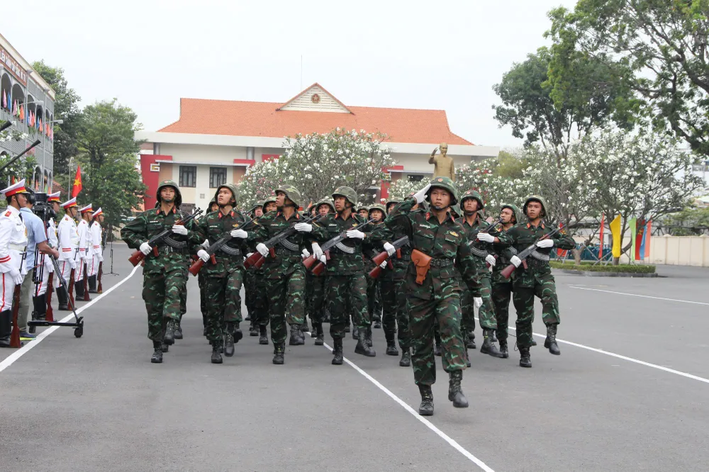 Đoàn của Trung đoàn 10, Bộ Tư lệnh TPHCM tiến qua khán đài trong buổi lễ. Ảnh: TRẦN YÊN Đoàn của Trung đoàn 10, Bộ Tư lệnh TPHCM tiến qua khán đài trong buổi lễ. Ảnh: TRẦN YÊN