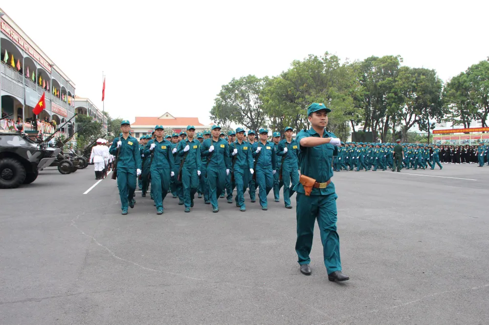 Nam dân quân thuộc lực lượng vũ trang TPHCM tiến qua khán đài trong buổi lễ. Ảnh: TRẦN YÊN Nam dân quân thuộc lực lượng vũ trang TPHCM tiến qua khán đài trong buổi lễ. Ảnh: TRẦN YÊN