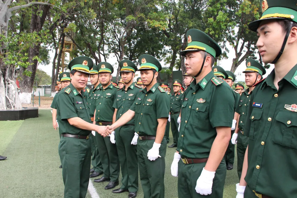 Đại tá Trần Thanh Đức, Chỉ huy trưởng Biên phòng TPHCM gặp gỡ, động viên bộ đội trong buổi lễ. Ảnh: TRẦN YÊN Đại tá Trần Thanh Đức, Chỉ huy trưởng Biên phòng TPHCM gặp gỡ, động viên bộ đội trong buổi lễ. Ảnh: TRẦN YÊN
