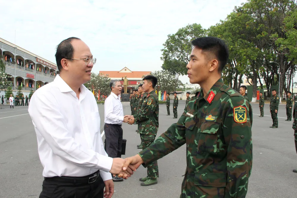 Đồng chí Nguyễn Hồ Hải gặp gỡ, động viên bộ đội trong buổi lễ. Ảnh: TRẦN YÊN Đồng chí Nguyễn Hồ Hải gặp gỡ, động viên bộ đội trong buổi lễ. Ảnh: TRẦN YÊN