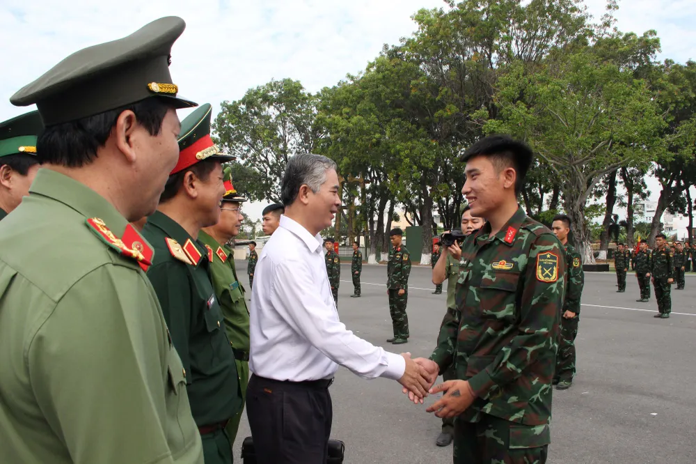 Đồng chí Ngô Minh Châu cùng các tướng lĩnh gặp gỡ, động viên bộ đội trong buổi lễ. Ảnh: TRẦN YÊN Đồng chí Ngô Minh Châu cùng các tướng lĩnh gặp gỡ, động viên bộ đội trong buổi lễ. Ảnh: TRẦN YÊN
