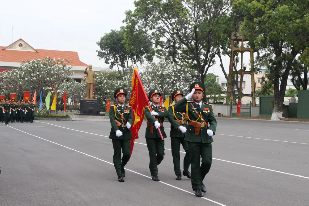 Tổ Quân kỳ Quyết thắng tiến qua khán đài mở màn lễ ra quân huấn luyện chiến đấu năm 2023. Ảnh: TRẦN YÊN Tổ Quân kỳ Quyết thắng tiến qua khán đài mở màn lễ ra quân huấn luyện chiến đấu năm 2023. Ảnh: TRẦN YÊN
