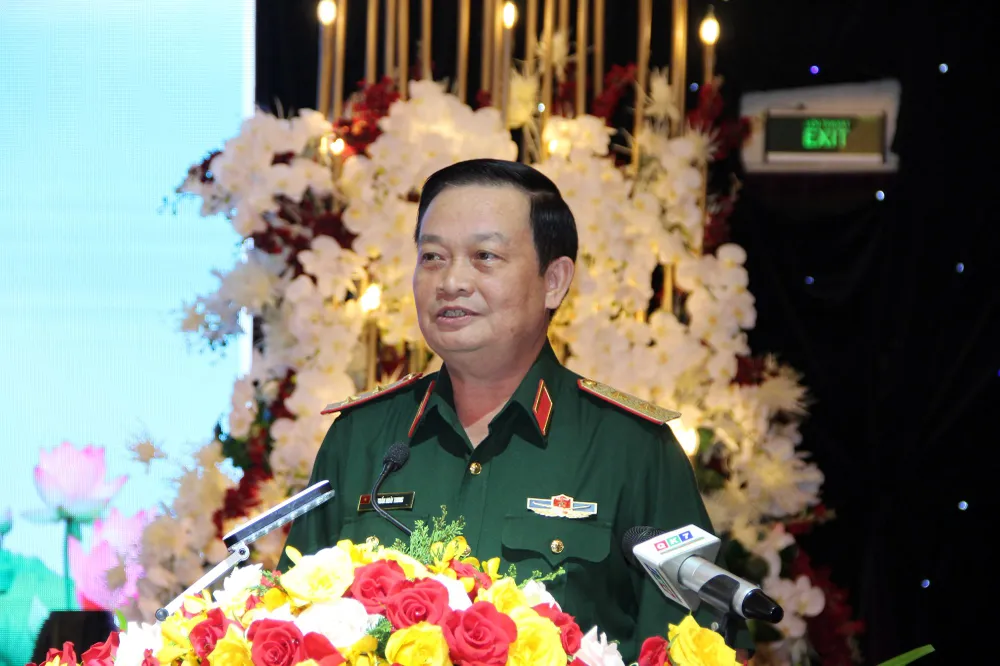 Trung tướng Trần Hoài Trung chủ trì buổi gặp mặt. Ảnh: TRẦN YÊN