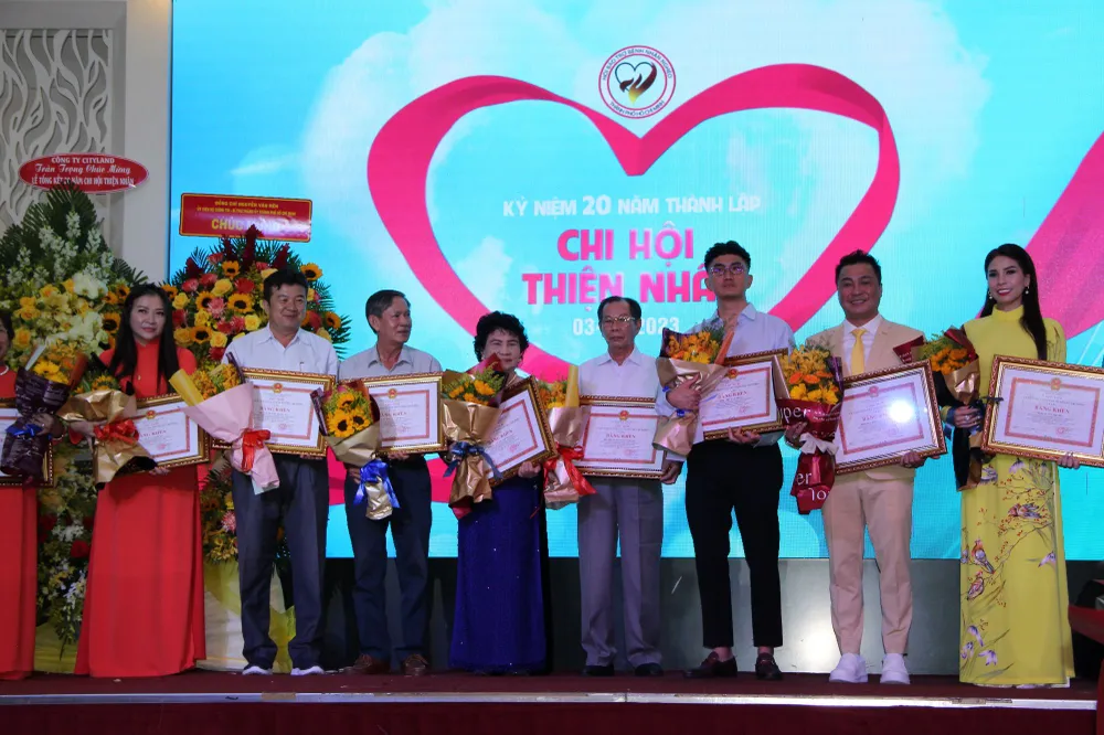 Những hội viên Chi hội Bảo trợ bệnh nhân nghèo Thiện Nhân vinh dự nhận bằng khen của Chủ tịch UBND TPHCM. Ảnh: TRẦN YÊN