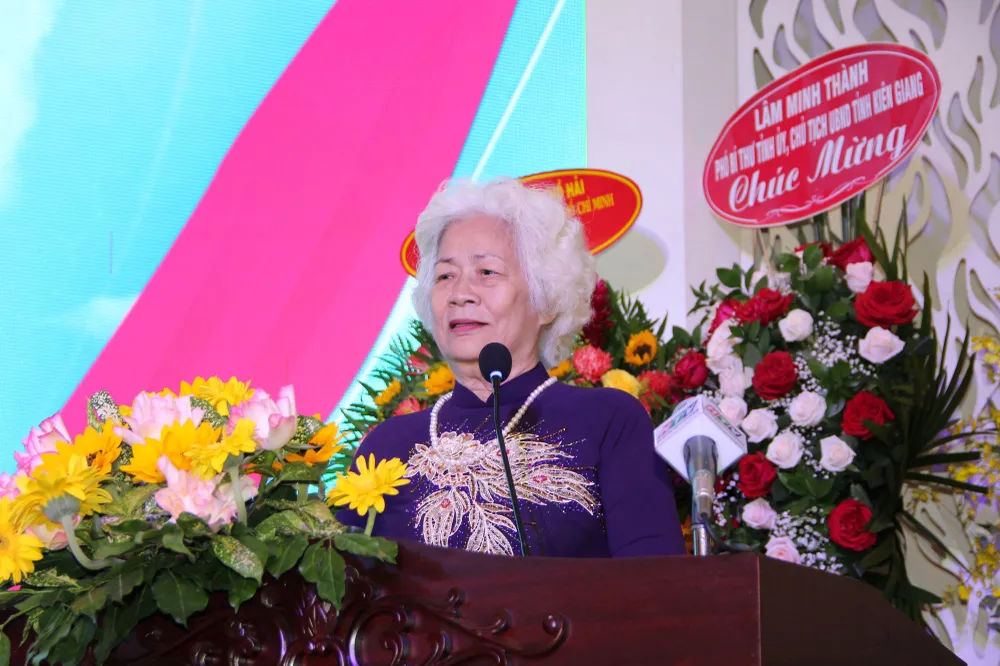 Bà Lê Thị Vân báo cáo chương trình hoạt động của chi hội trong 20 năm qua. Ảnh: TRẦN YÊN