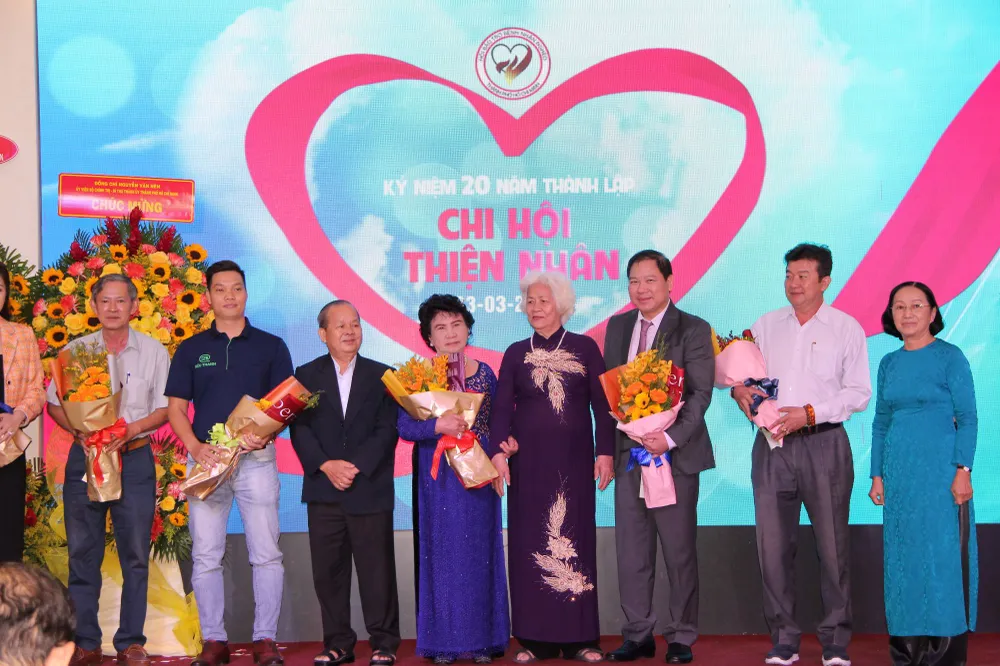 Lãnh đạo chi hội tặng hoa cho các mạnh thường quân, nhà hảo tâm tiêu biểu. Ảnh: TRẦN YÊN