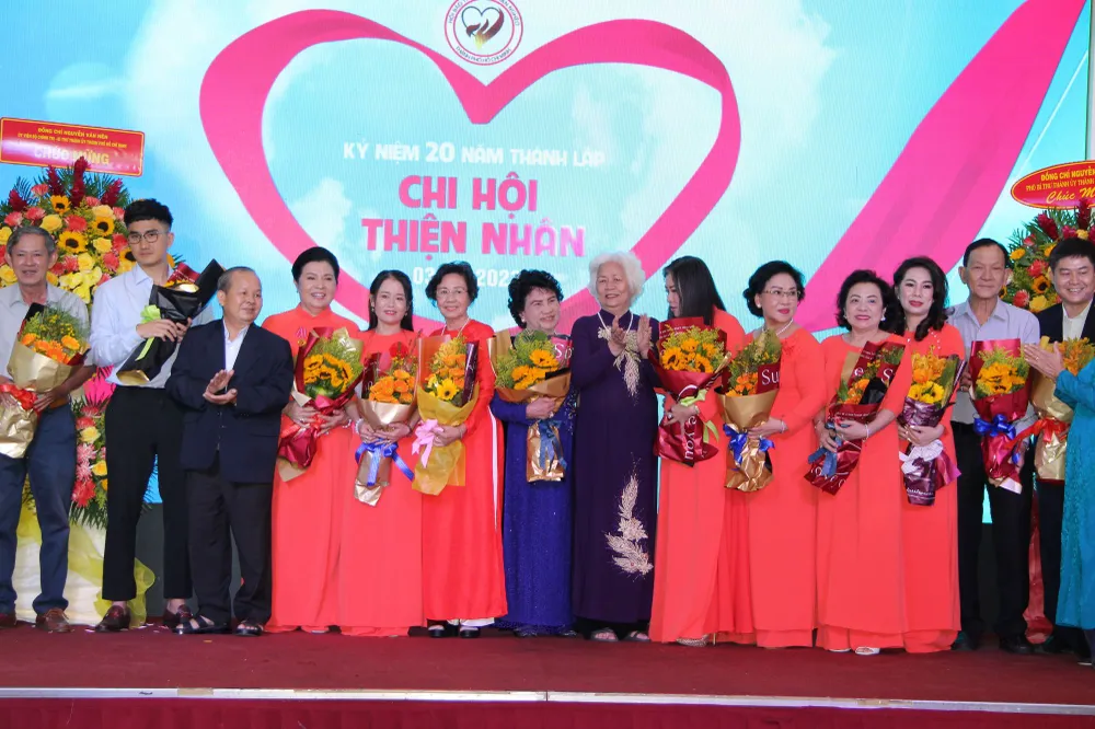 Lãnh đạo chi hội tặng hoa cho các mạnh thường quân, nhà hảo tâm tiêu biểu. Ảnh: TRẦN YÊN