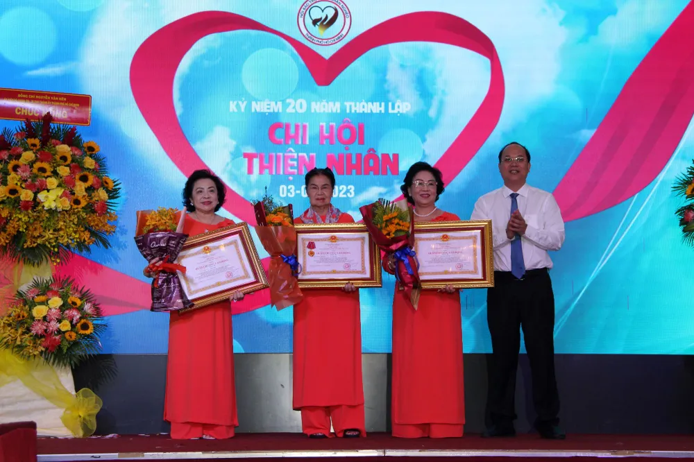 Đồng chí Nguyễn Hồ Hải trao Huân chương Lao động hạng Ba cho các cá nhân tại buổi lễ. Ảnh: TRẦN YÊN