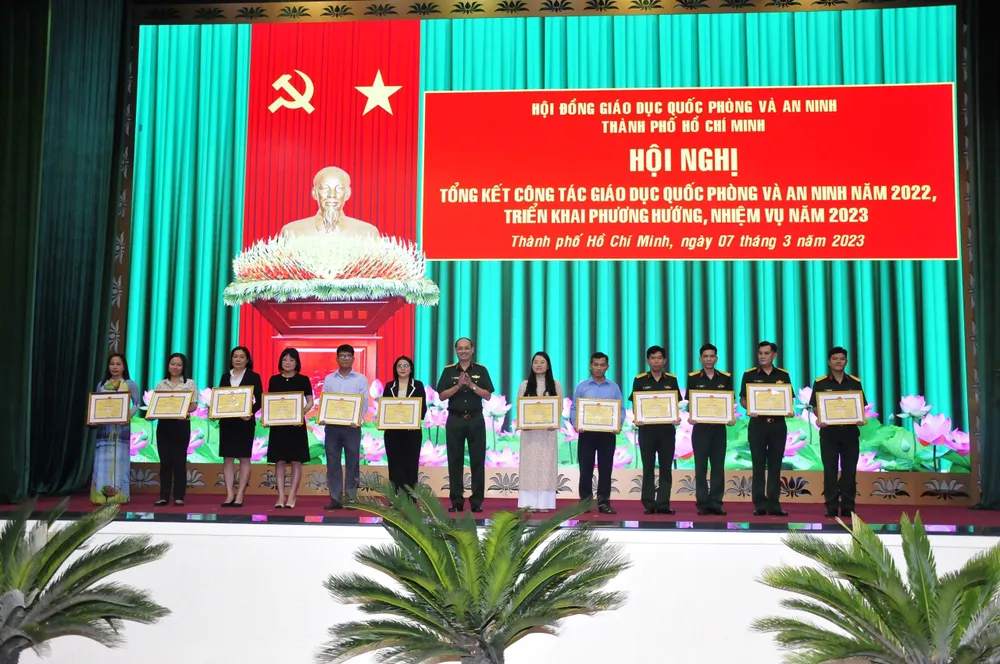 Trung tướng Nguyễn Văn Nam trao tặng giấy khen cho các cá nhân tại hội nghị. Ảnh: TRẦN YÊN Trung tướng Nguyễn Văn Nam trao tặng giấy khen cho các cá nhân tại hội nghị. Ảnh: TRẦN YÊN