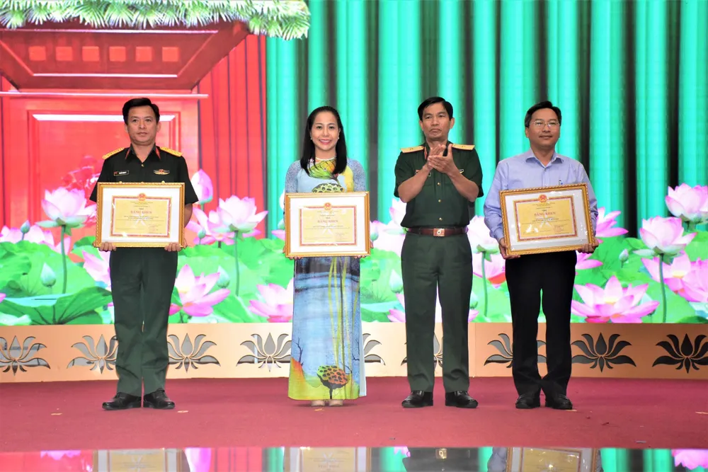 Thiếu tướng Đặng Văn Hùng trao tặng bằng khen của Quân khu 7 cho các tập thể, cá nhân tại hội nghị. Ảnh: TRẦN YÊN Thiếu tướng Đặng Văn Hùng trao tặng bằng khen của Quân khu 7 cho các tập thể, cá nhân tại hội nghị. Ảnh: TRẦN YÊN