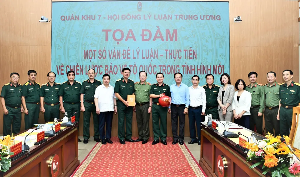 Lãnh đạo Đảng ủy, Bộ Tư lệnh Quân khu 7 cùng các đại biểu tham dự buổi tọa đàm. Ảnh: TRẦN YÊN Lãnh đạo Đảng ủy, Bộ Tư lệnh Quân khu 7 cùng các đại biểu tham dự buổi tọa đàm. Ảnh: TRẦN YÊN